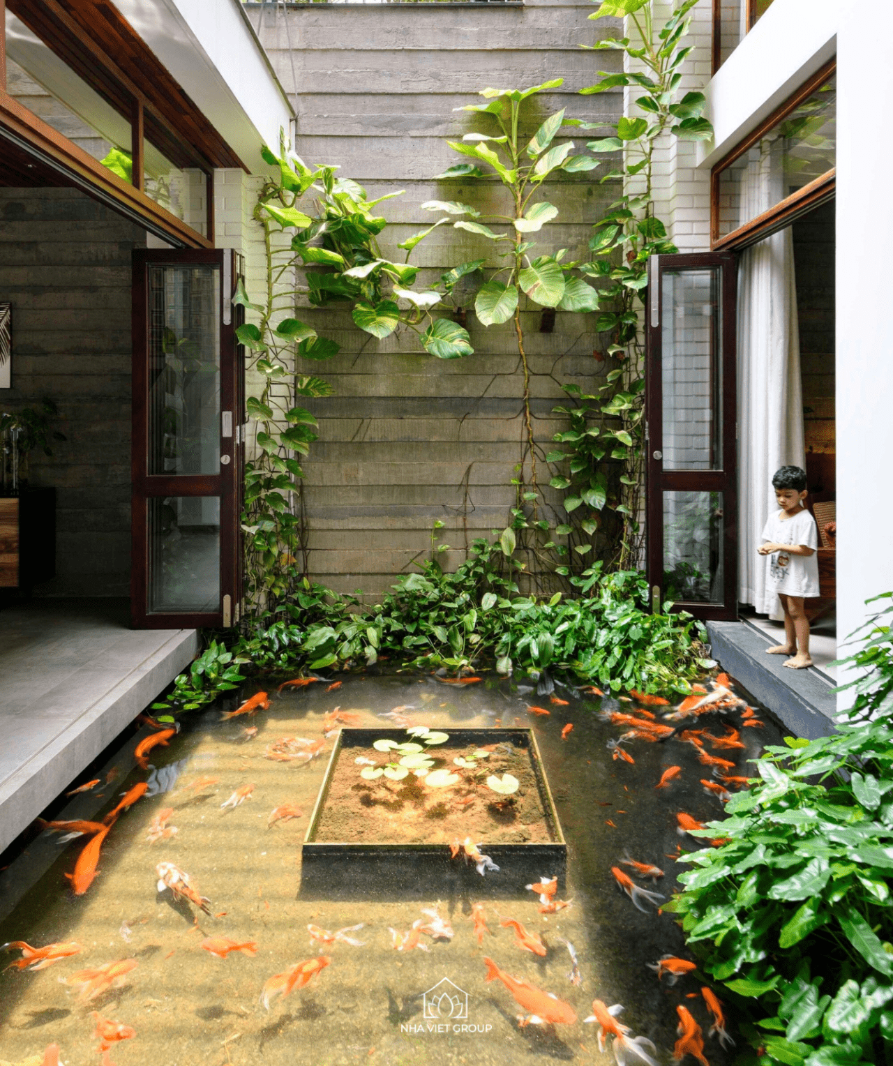 Tiểu cảnh có đầy đủ các yếu tố gió, nước, cây xanh và đá mát lạnh