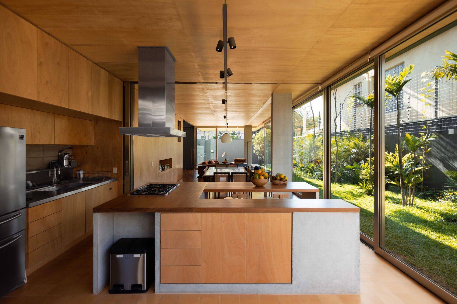 Nhà bếp với thiết kế không gian mở, tiếp nhận luồng sáng tự nhiên