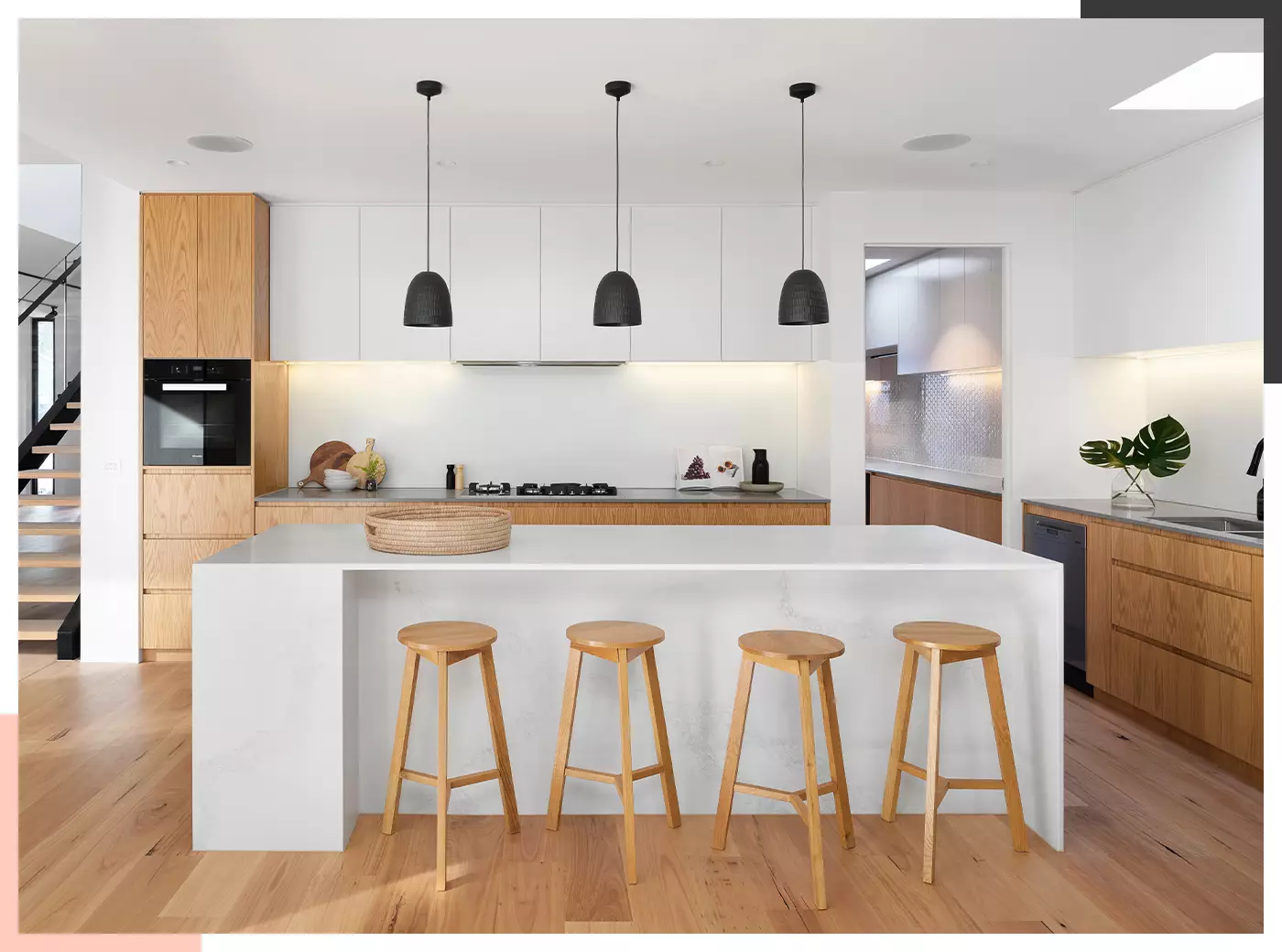Căn phòng bếp được thiết kế với những tông màu đơn sắc cùng với nội tiết đơn giản 